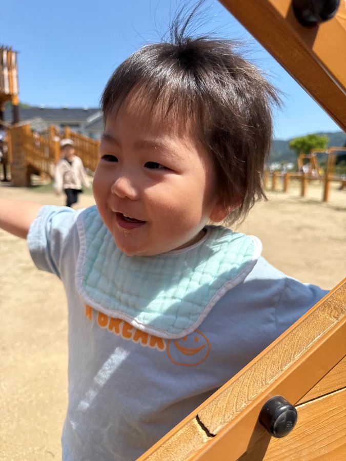 【はじめて行った大きな公園】汗だくになりながら楽しそうにしている時の1枚。お天気にも恵まれていい写真になりました