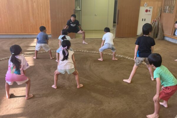 【2025年】高知市で「シコ踏みトレーニング体験DAY」（高知市総合運動場）｜素足で土俵に上がって運動しよう！小学生以上が対象、参加は無料です