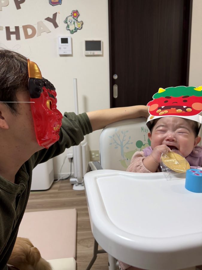 【はじめての節分】長女が今年初の節分でトト(父)が鬼になった際にお菓子でご機嫌さんだったのが一変、大号泣された時の一枚です