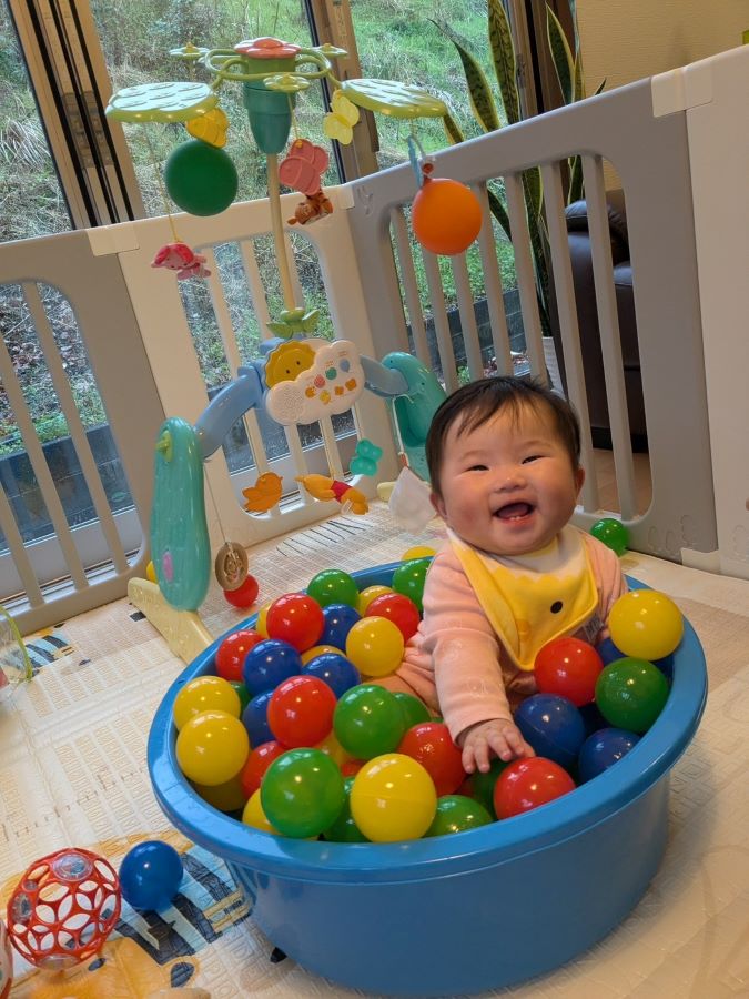 【はじめてのボールプール】はじめてのボールプールに興奮して大はしゃぎの1枚です