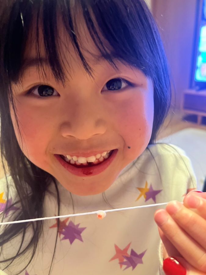 【はじめての歯抜け】グラグラし始めてからずっと気になっていて、自分でYouTubeを見てどんな方法で抜けばいいか研究したようで、糸を持ってきて「ママこれで抜いて!」と。迷いなく、なかなか男前でした(全く痛がることなく、抜いた直後がこの表情)