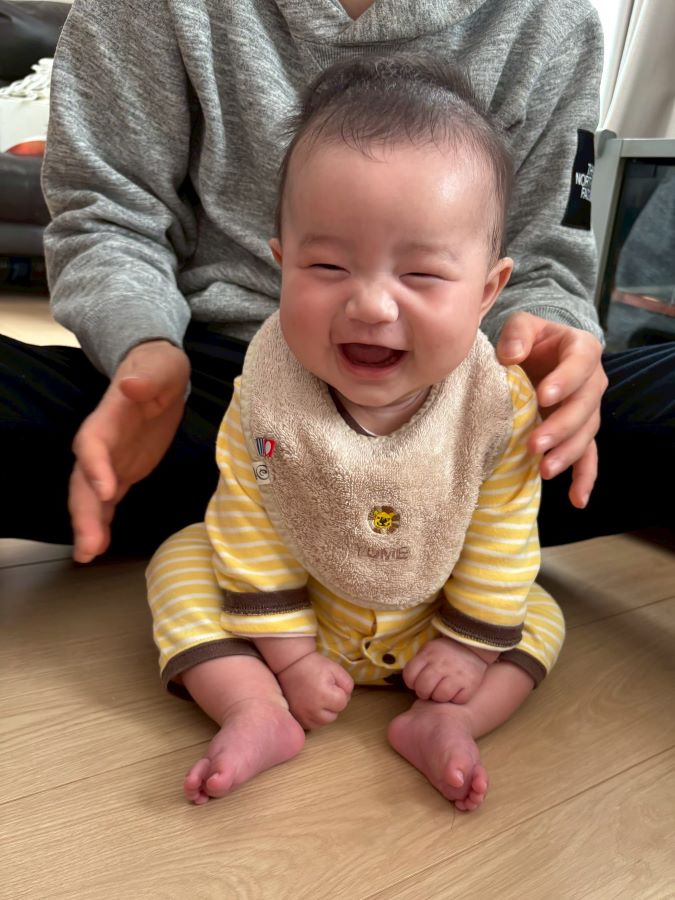 【はじめてのお座り】そっと手を離すと満面の笑みで数秒間お座り成功!