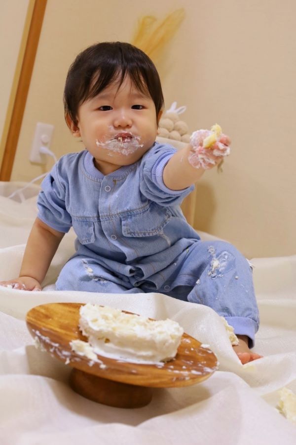 【はじめての誕生日】スマッシュケーキを夢中になって食べている1枚です