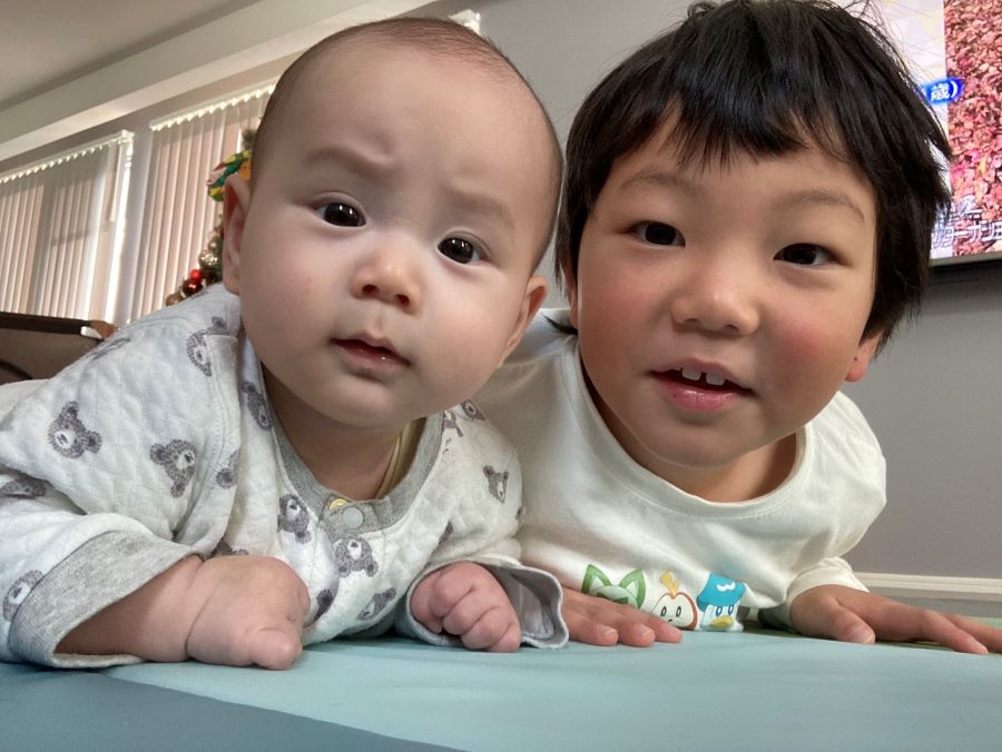 【はじめての寝返り】お兄ちゃんの真似をして初めて自力で寝返りをしました