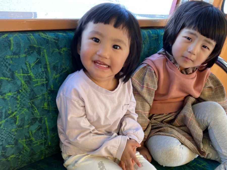 【はじめての路面電車】とっても楽しそうな次女と、とっても不安そうな長女です