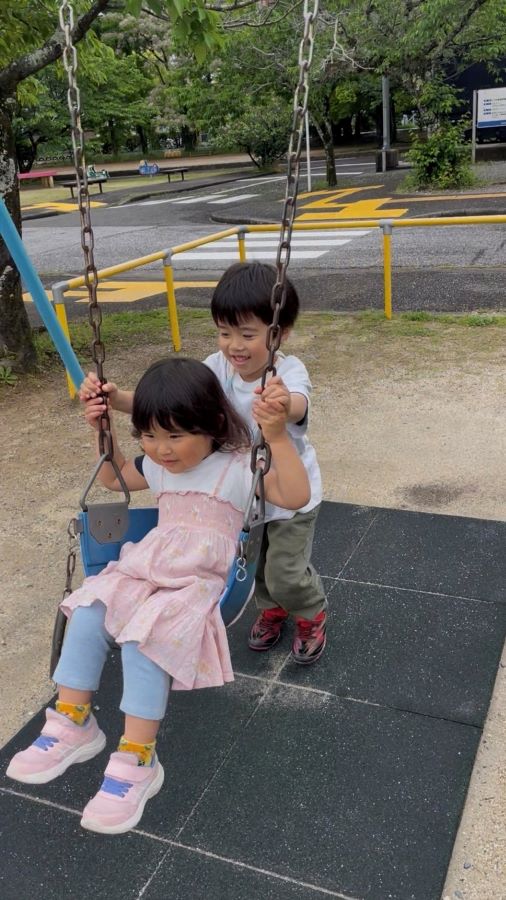 【はじめてのぶらんこ押し】交通公園で兄が妹のブランコを優しく押す姿が印象的でした