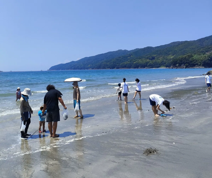 水辺で自然と触れ合います(提供写真)