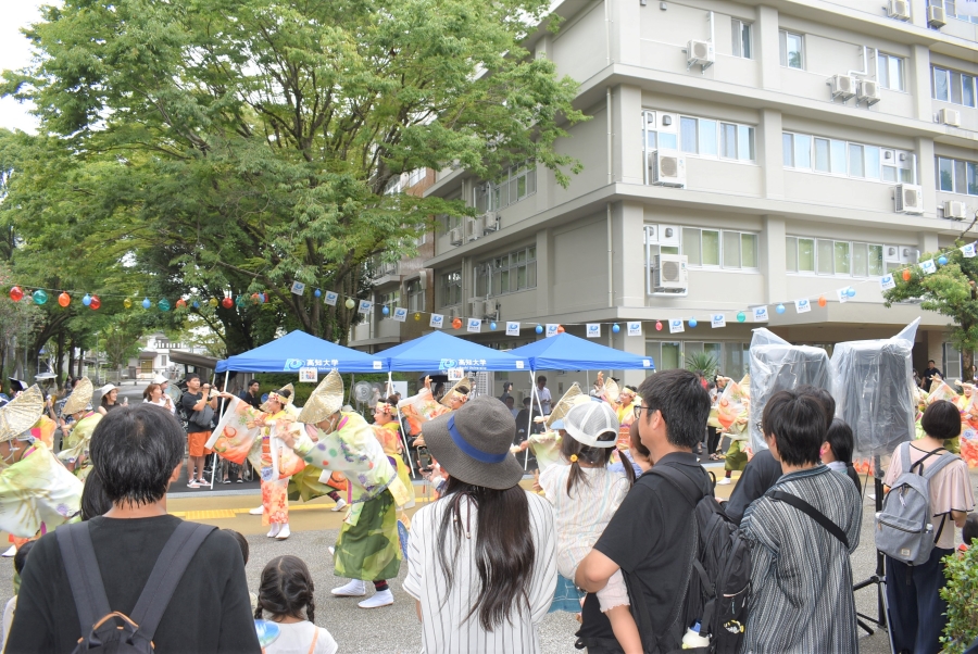 会場にはお子さん連れの方がたくさん！子どもを抱っこして見ても快適です