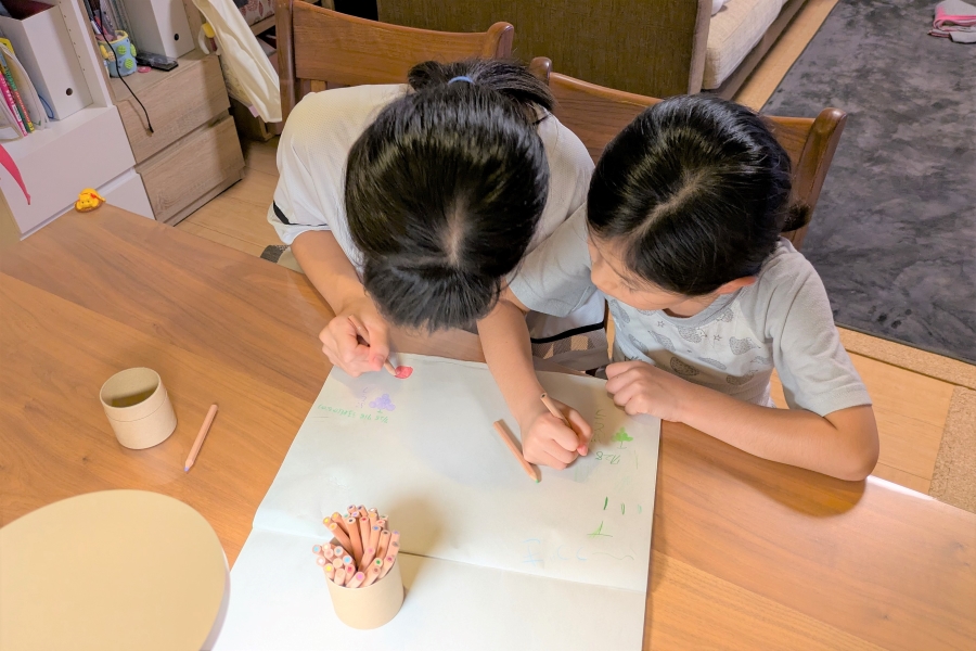 珍しく、仲良くお絵描き