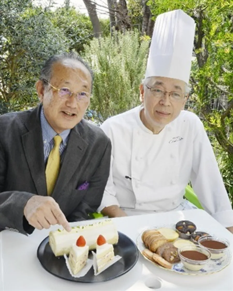 低糖質スイーツ開発時の福永稔さん（左）と立田俊二さん
