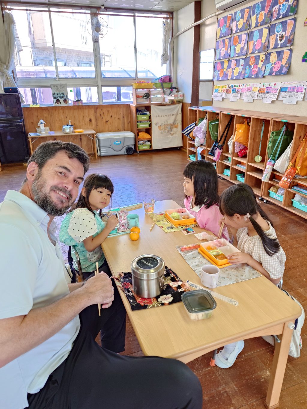 英語のレッスン以外でも午前中は英語の先生が保育に入ります！