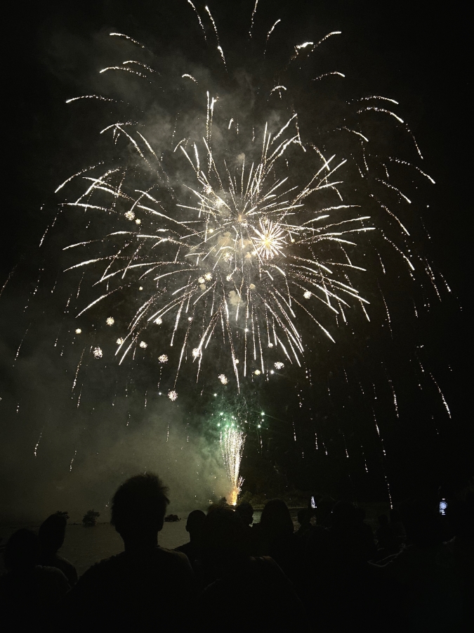 打ち上げ花火などで盛り上がった納涼祭（高知新聞2017年8月16日掲載）