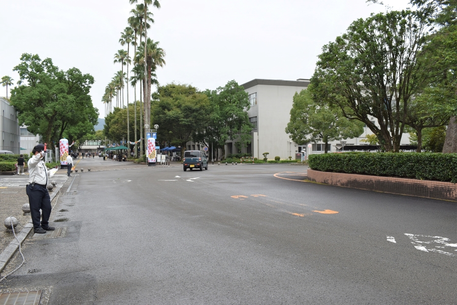 駐車場は無料開放。警備員さんが案内してくれるので安心です