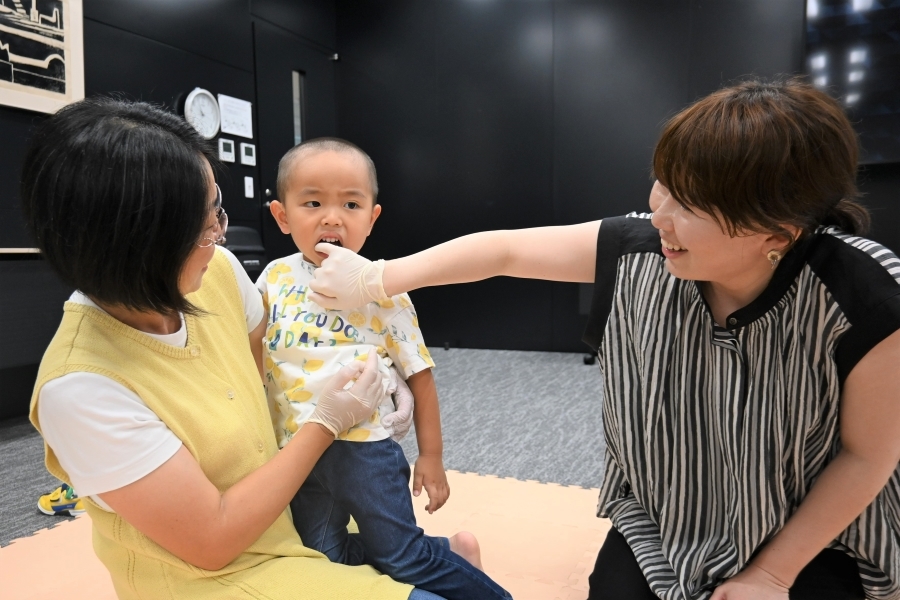 子どもの歯磨き、頑張り過ぎないで！｜むし歯予防や歯並びの悩みに取り入れたい“お口の観察・スキンシップ”とは？歯科医・中山早紀さんと練習しました