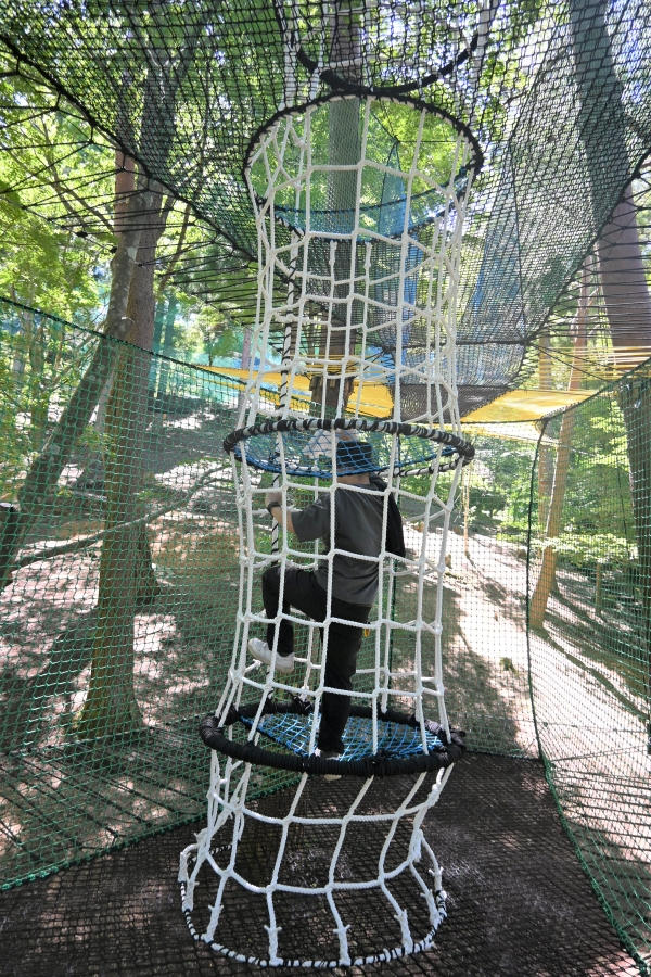 内側からよじ登ります