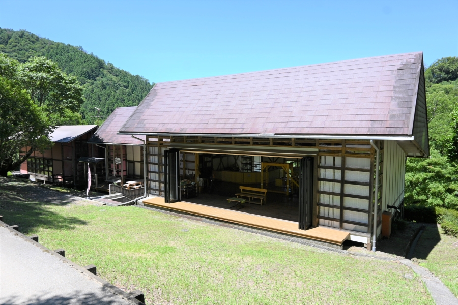 木のおもちゃで遊べる部屋は2階。外からそのまま入れます
