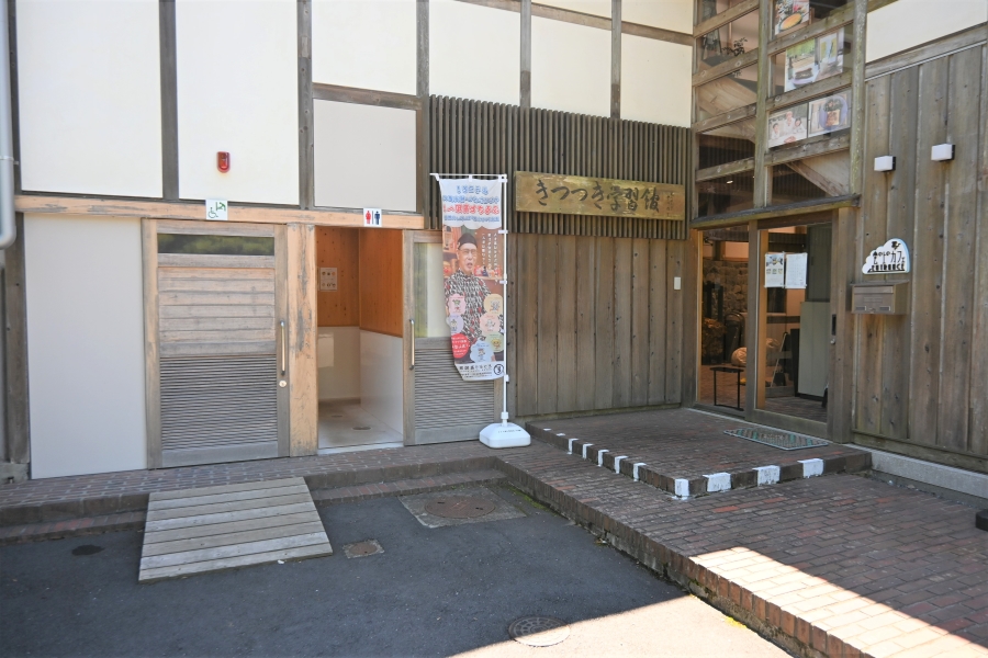 多目的トイレの入り口は建物の外側