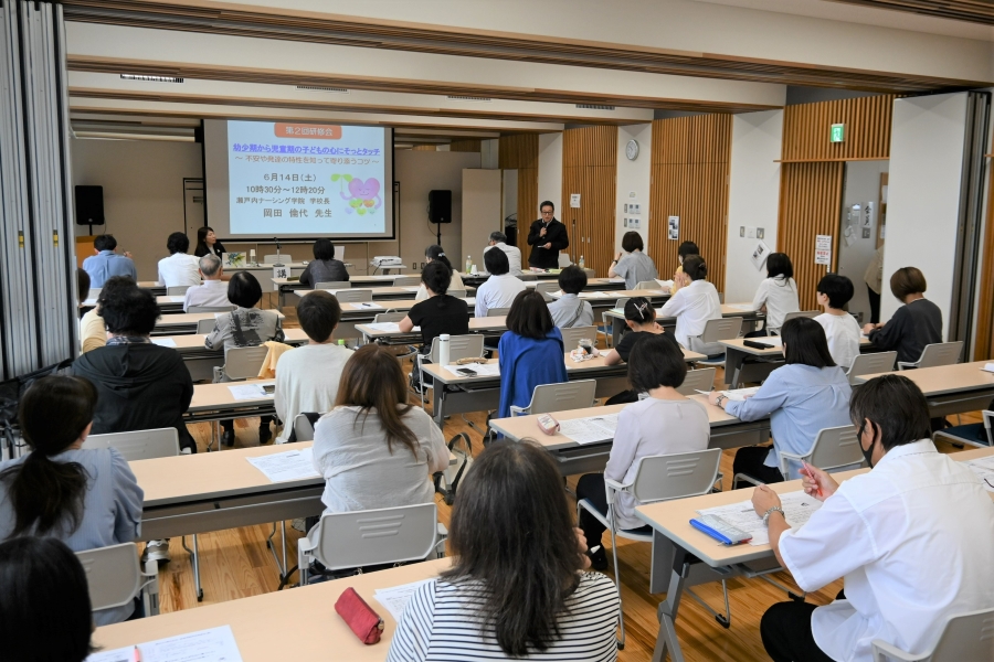 毎年テーマを決めて、研修会を開いています