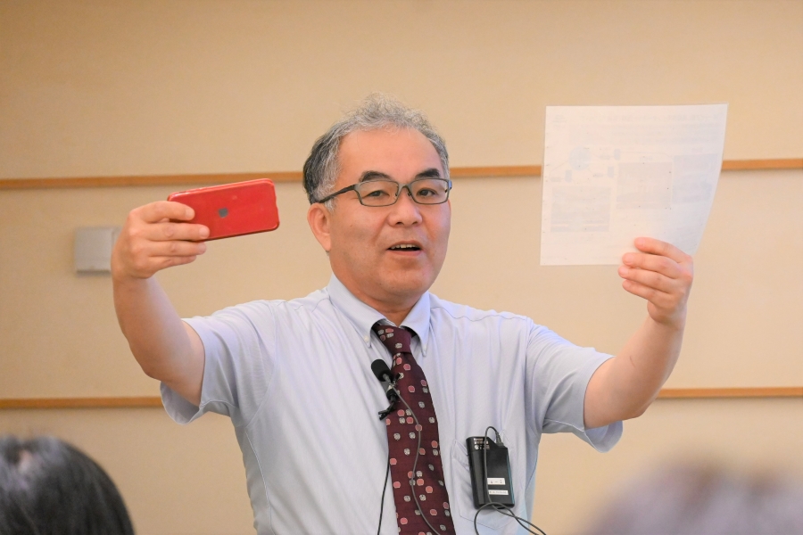 スマホを動かし、紙の裏を通過させます