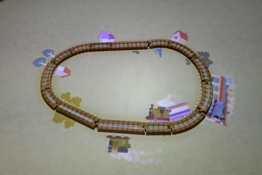 木のレールがあり、トーマスたちが走っています