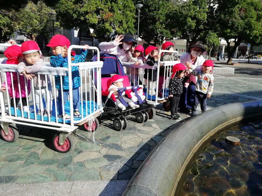 お散歩を通して、身近な環境への好奇心や探求心を育んでいます