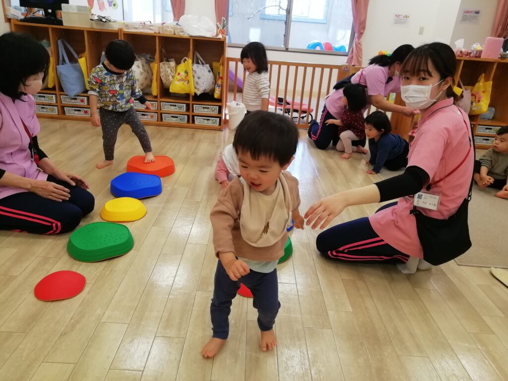 運動遊びでは楽しく体を動かしながら心身の発達につなげています