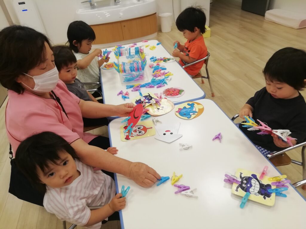 指先を使った遊びを取り入れ集中力や思考力を培っています