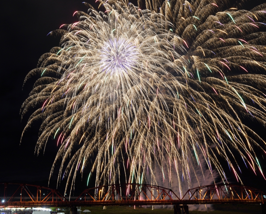  大輪の花火が夜空を彩った納涼花火大会 （高知新聞2023年8月26日掲載）