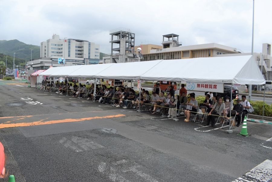 無料観覧席。テントが設置され、椅子に座れます