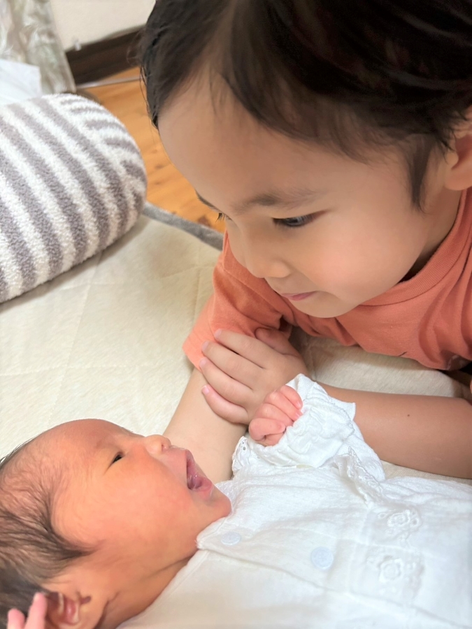 ママより赤ちゃんに興味津々