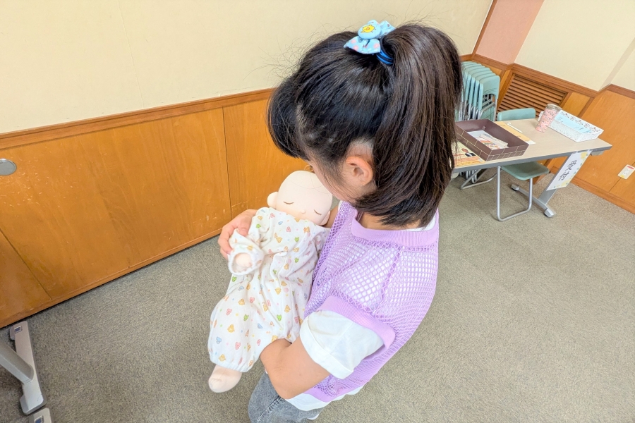 「いのちのおはなしキャラバン隊!土佐姉妹」さんの「いのちの出前講座」にて。赤ちゃんが大好きな長女です