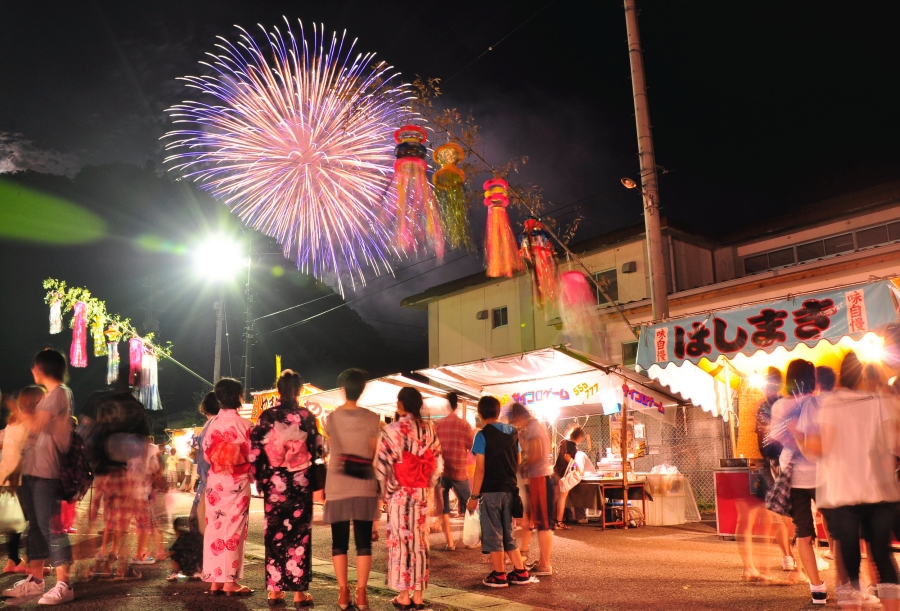 山あいに花火が上がった津野町の夏祭り （高知新聞2011年8月17日掲載）