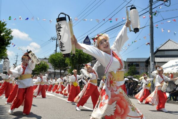 【2025年】高知のよさこい祭り、子ども連れにおすすめの会場5選！｜「ゆったり見られる」「食事ができる」「涼める場所がある」…高知新聞よさこい担当記者が紹介します！