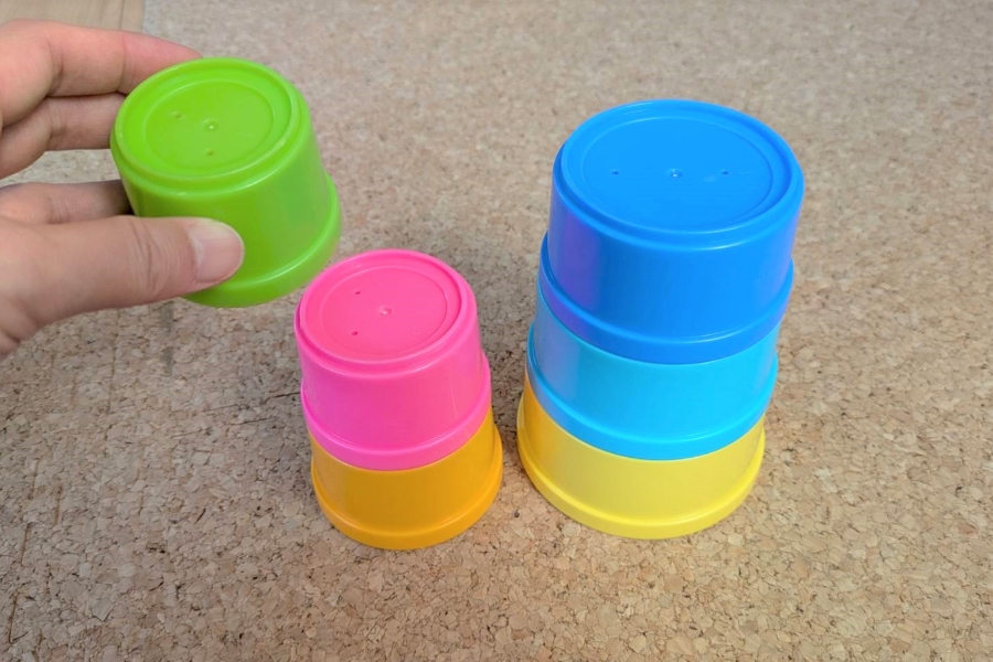 カップを積み上げる遊びは輪投げよりも終点が遠くなります