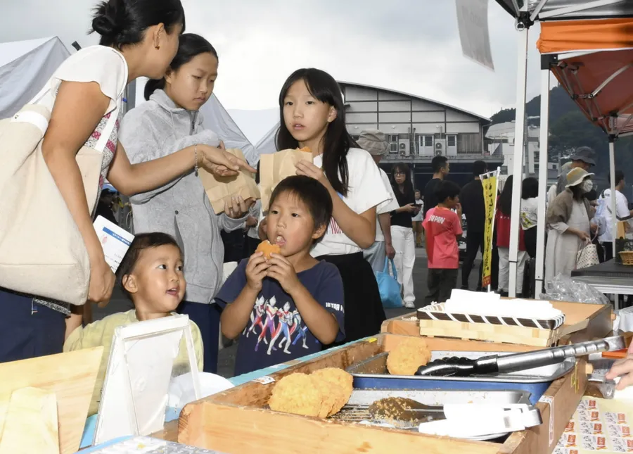 土佐はちきん地鶏のメンチカツなども人気を博した豊穣祭(高知新聞2024年10月29日掲載)