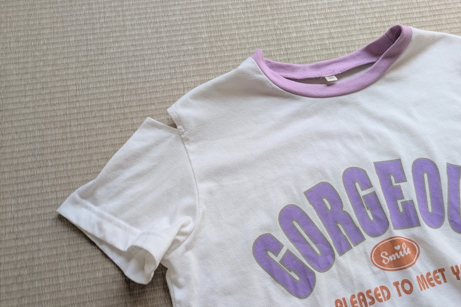 この夏、初めて買ったスリット入りTシャツ。好んで着るのでもうよれよれです
