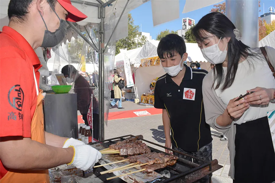 県内のグルメが一堂に集結した「土佐の豊穣祭」(高知新聞2022年11月6日掲載)