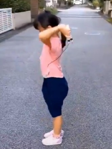 縄跳びの縄は肩を使わず、手や肘で回します。肩が開いている場合は縄を回す練習から（写真は本文とは関係ありません）