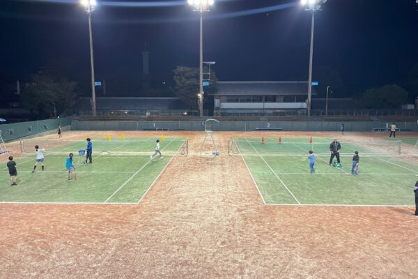 【2025年】高知市で「小学生テニス教室」（高知市東部総合運動場）｜ラケットの持ち方、足の運び方などテニスの基本を学びます