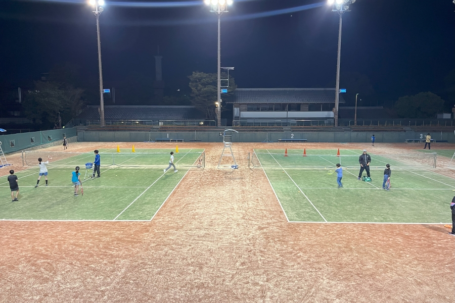 【2025年】高知市で「小学生テニス教室」（高知市東部総合運動場）｜ラケットの持ち方、足の運び方などテニスの基本を学びます