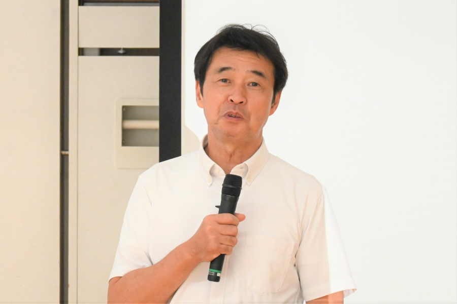他者を無理に変えようとしたのが北風。太陽は日差しを注ぎ、旅人は自ら外套を脱ぎました
