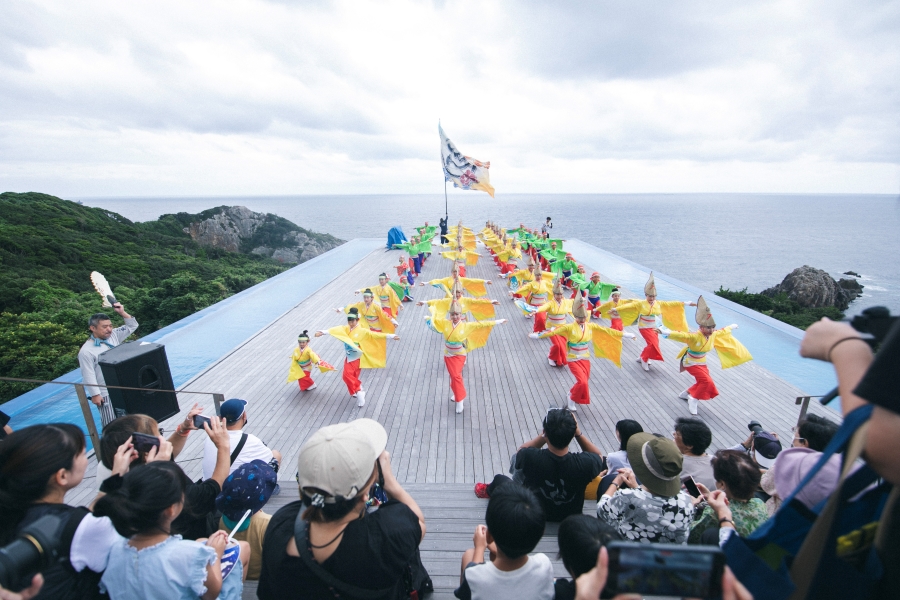 今年も海に面したテラスでよさこい鳴子踊りを披露。踊り子にも好評です（提供写真）