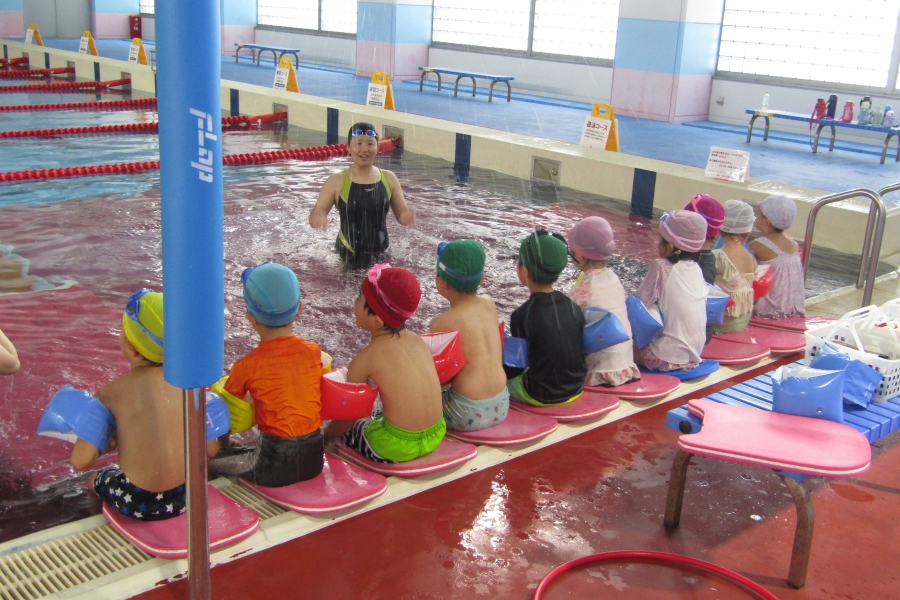 【2025年】高知市で「幼児水なれ教室」(高知市総合体育館)|年長児が対象で全4回。水に顔をつけたり、おもちゃを拾ったり、遊びながら水に慣れていきます