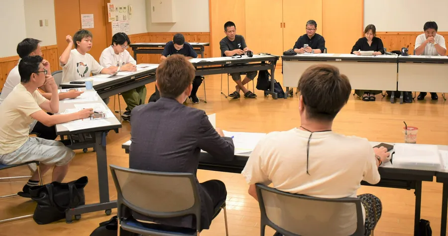 真剣に議論する実行委員のメンバー