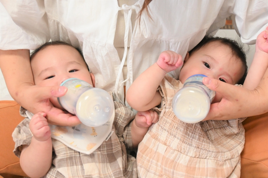 【双子育児・生後4～6カ月】離乳食は「顔から足までほうれん草が…」、ミルクは「5日で1缶」｜双子育児の栄養は？ココハレサポーターズ・武内さんに聞きました