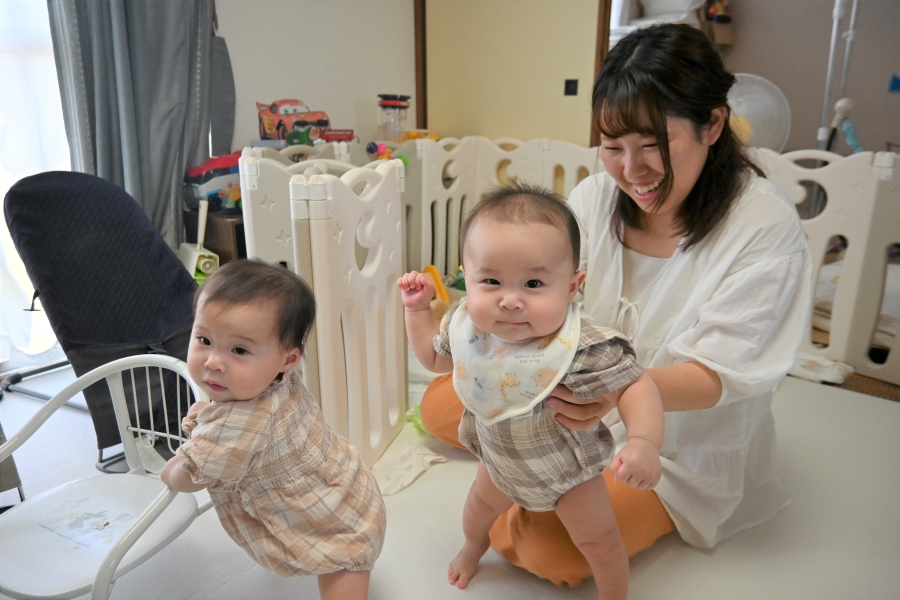 つかまり立ちに成功！さらに目が離せなくなってきました