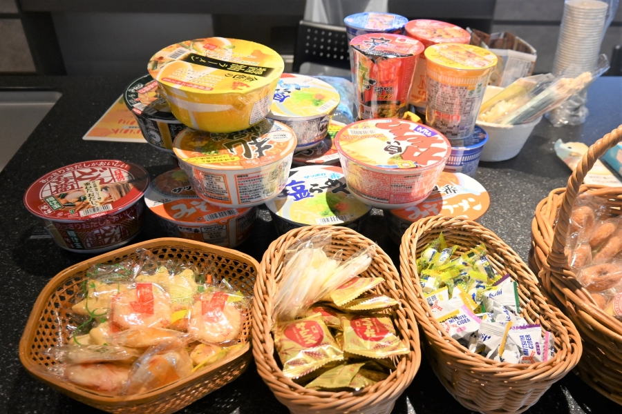 お菓子やカップラーメンも無料で提供