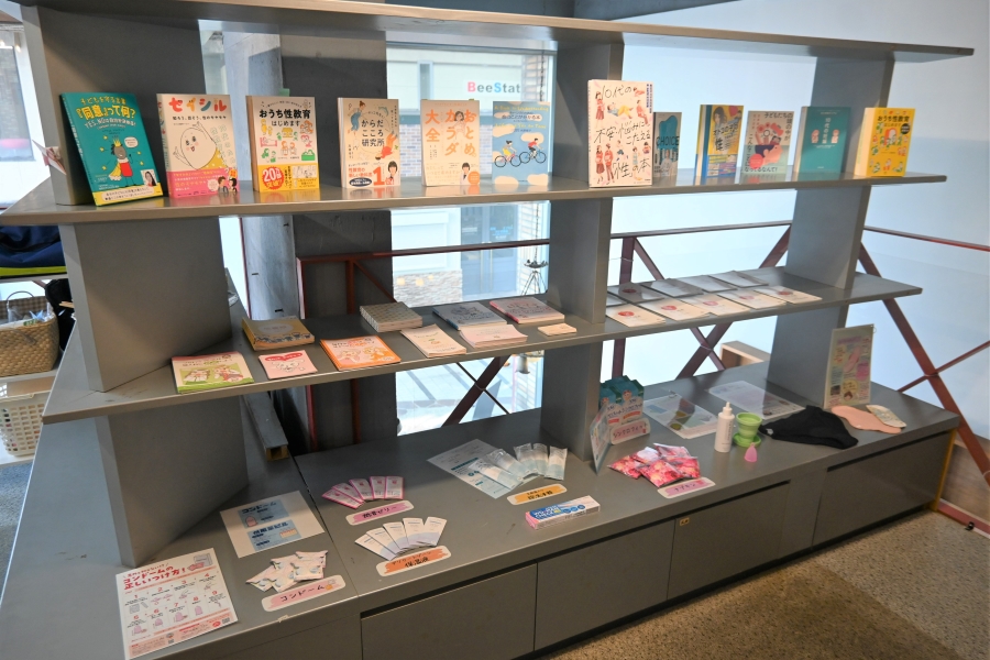 棚には書籍やグッズを展示