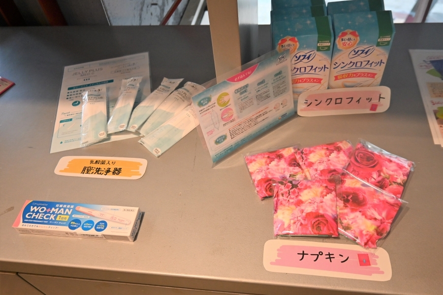 生理用品や妊娠検査薬などを展示