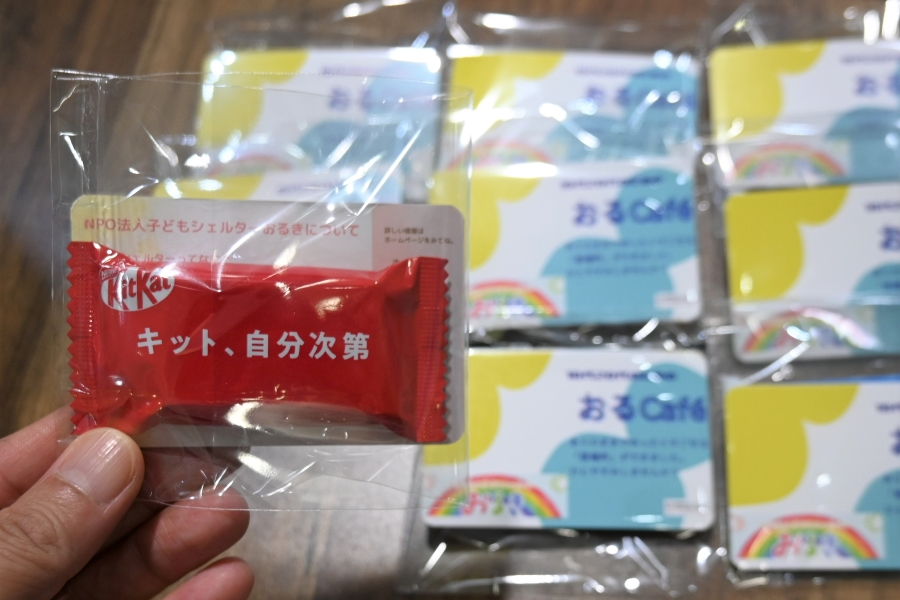 カードにはお菓子を添えて